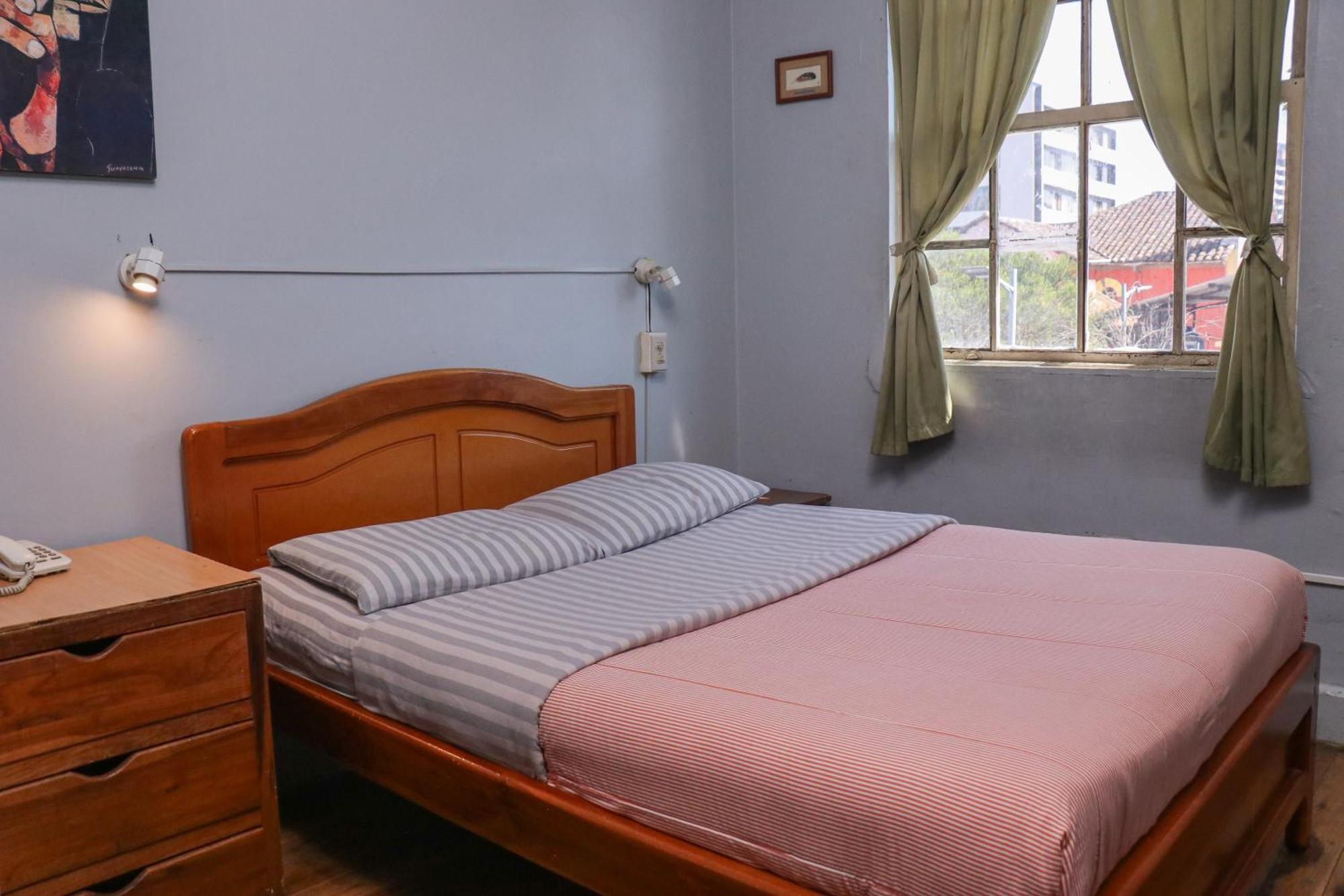 Blue House Youth Hostel Quito Esterno foto